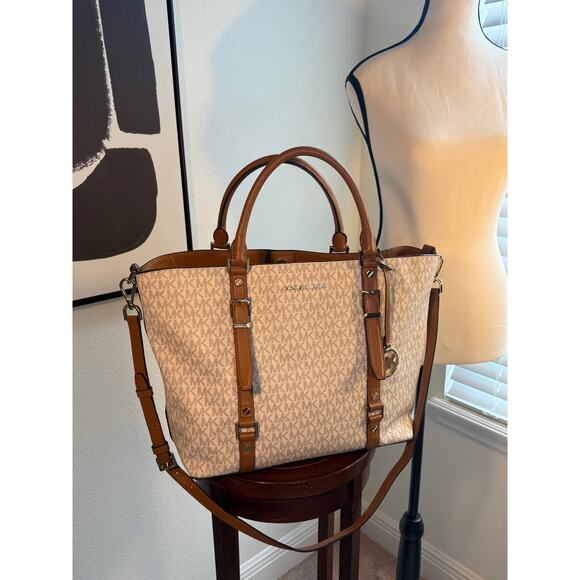 Michael Kors Bedford Legacy Lg Tote Bag Vanilla /Brown Leather trim GoldHardware - Picture 3 of 16